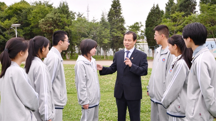 昆九中校长和学生