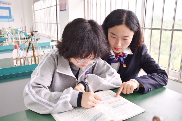 昆九中化学教师秦小翕在辅导学生 昆九中化学教师秦小翕在辅导学生