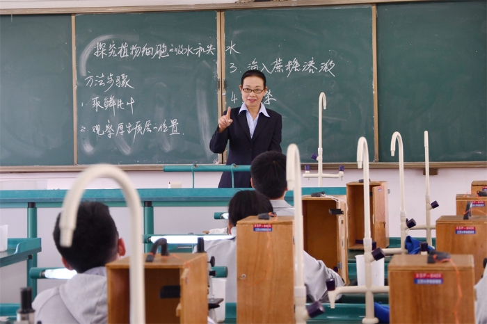 昆九中生物教师陈昭蓉在上实验课 昆九中生物教师陈昭蓉在上实验课