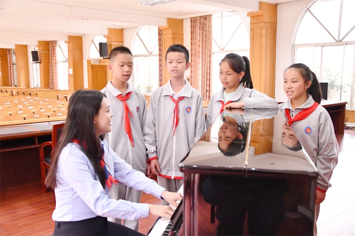 昆九中音乐教师郑露露在上课 昆九中音乐教师郑露露在上课