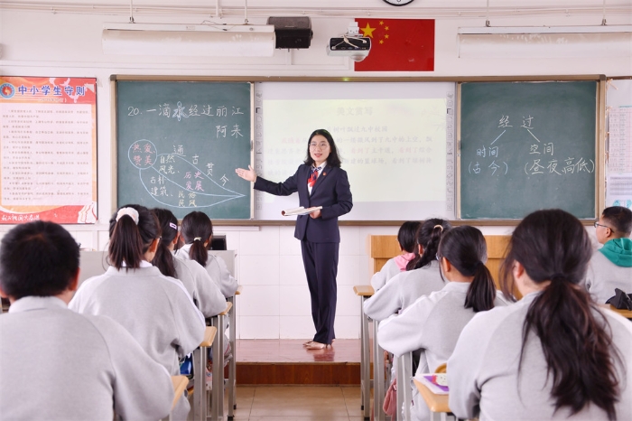 昆九中语文教师张文娟在上课 昆九中语文教师张文娟在上课