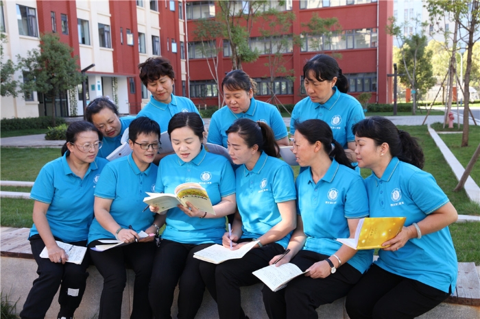 4认真负责的宿管老师