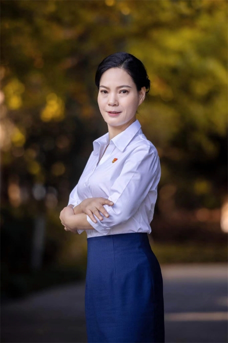 0昆明市第一中学党委书记、昆一中西山学校校长、昆明市首届名校长、昆明市第四届名校长培养基地主持人、高级教师高富英老师 0昆明市第一中学党委书记、昆一中西山学校校长、昆明市首届名校长、昆明市第四届名校长培养基地主持人、高级教师高富英老师