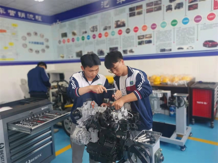 1学生在实训室操作