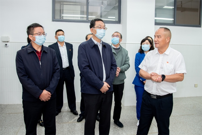 3、2021年10月14日，云南省政协副主席、民盟云南省委主委、省社会主义学院院长徐彬（中）在宜良职中调研。县委书记刘中政（左）等县领导陪同调研。