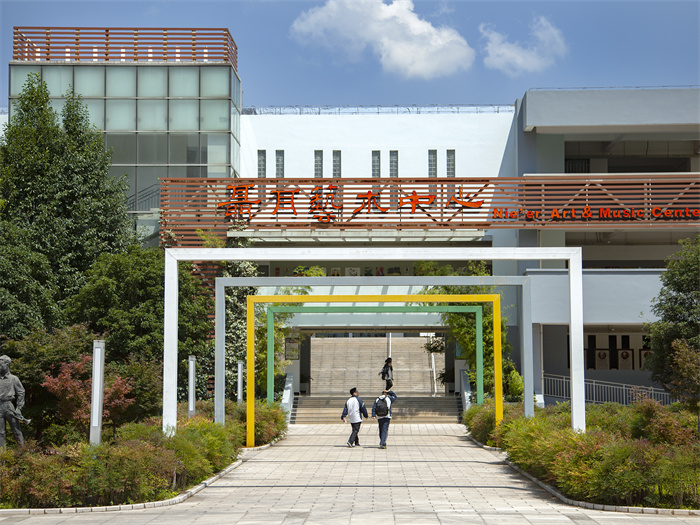 学校简介 (4) 学校简介 (4)