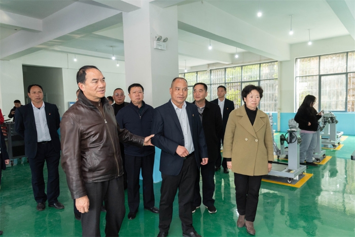 6、2021年12月21日,昆明市人大副主任、市总工会主席戚永红一行专程到宜良职中调研。 6、2021年12月21日,昆明市人大副主任、市总工会主席戚永红一行专程到宜良职中调研。