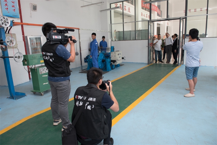 6、央视记者到学校采访校企合作办学情况 6、央视记者到学校采访校企合作办学情况