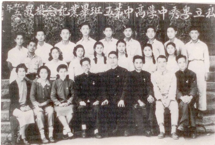 傅聪先生原所在班级合影(前排左四为许敦谷校长) 傅聪先生原所在班级合影(前排左四为许敦谷校长)