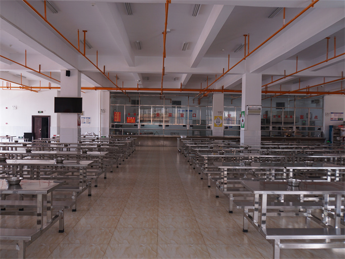 宽敞大气的学生食堂