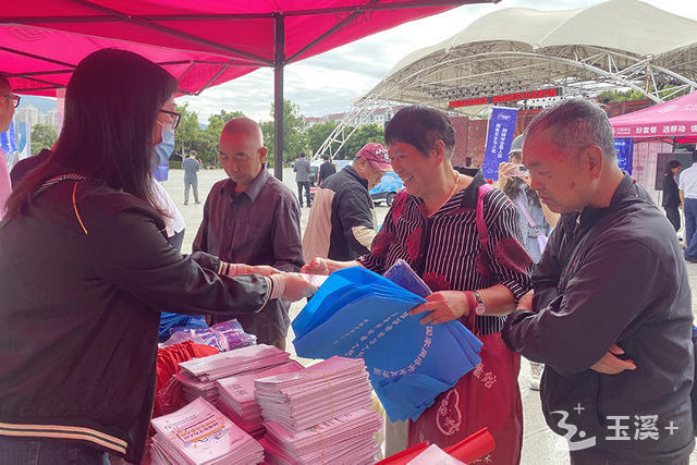 市民领取网络安全风险防范宣传物料 市民领取网络安全风险防范宣传物料.jpg