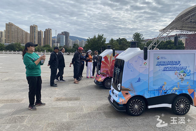 市民与无人驾驶小车互动 市民与无人驾驶小车互动.jpg