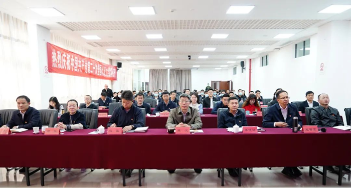 官渡区委、区人大、区人民政府、区政协四套领导班子以及区属相关部门负责人就在会议室集中，通过网络直播，认真收听收看党的二十大开幕盛况。