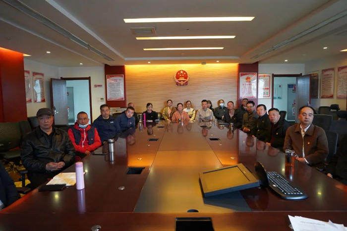 官渡区人大机关全体党员干部职工早早来到会议室，怀着喜悦的心情，集中收看党的二十大开幕直播盛况。