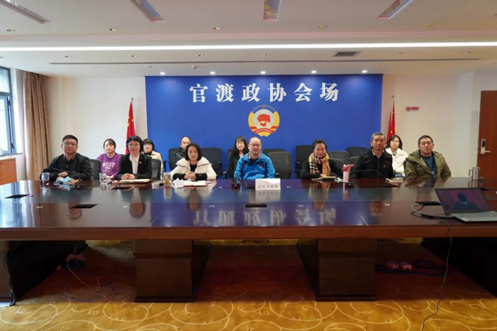 官渡区政协机关全体干部集中收看中国共产党第二十次全国代表大会开幕会直播，聆听了习近平代表第十九届中央委员会所作的报告。