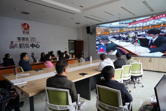 官渡区委宣传部组织区融媒体中心、区文联、区文明实践办全体党员干部职工集中收看开幕会。