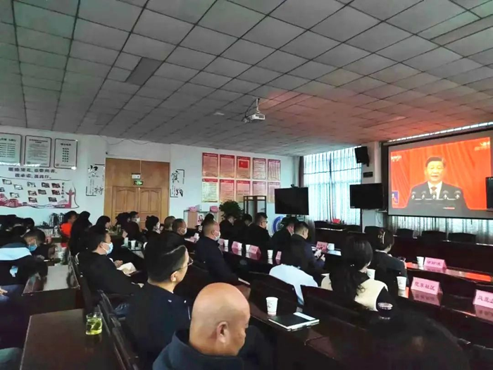 官渡区金马街道的党员干部，在机关会议室、办公室，在服务保障的岗位上，通过电视、网络、手机观看了二十大开幕盛况