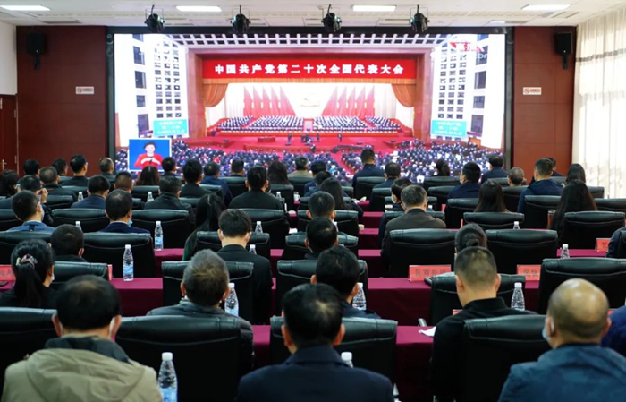 官渡区委、区人大、区人民政府、区政协四套领导班子以及区属相关部门负责人就在会议室集中，通过网络直播，认真收听收看党的二十大开幕盛况。 (2)