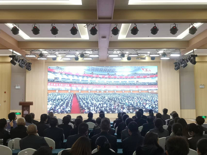 官渡区盘龙社区组织三委、各部门工作人员，各居民小组班子成员、社区党员代表、大党委成员单位党员共计80多人在中国(云南)自贸试验区法律服务园区光华大厅集中收看大会实况直播。