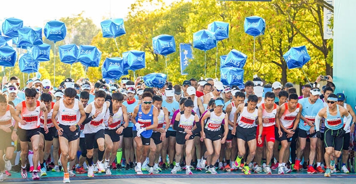 2022昆明高原半程马拉松鸣枪起跑。组委会供图