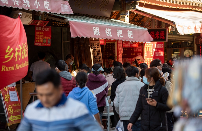 3非遗传承眼镜粑粑生意红火 (2)