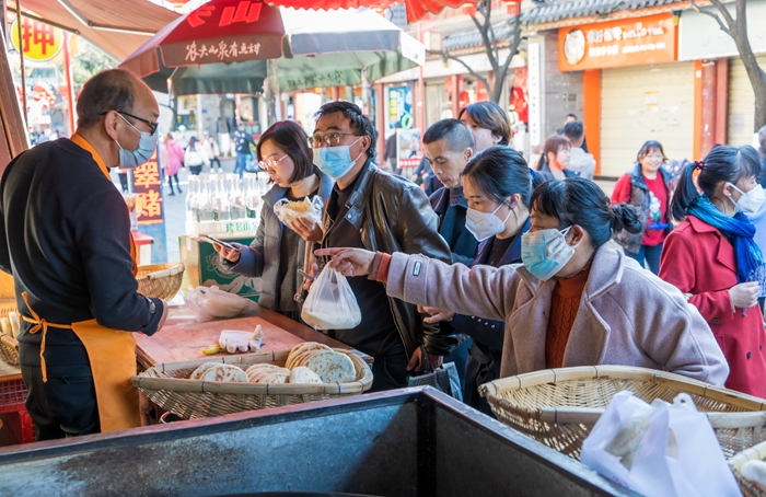3非遗传承眼镜粑粑生意红火 (4)