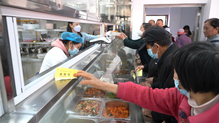 居民们等待用餐