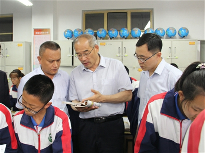 校长与孩子在一起 校长与孩子在一起