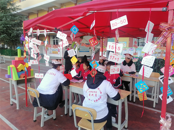 2、“双减”后,一二年级乐考场面 2、“双减”后,一二年级乐考场面