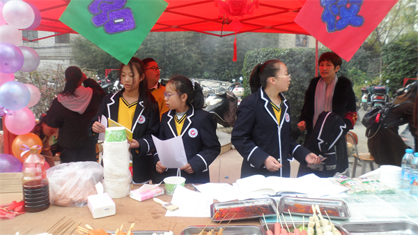 赶庙会，学生做买卖。