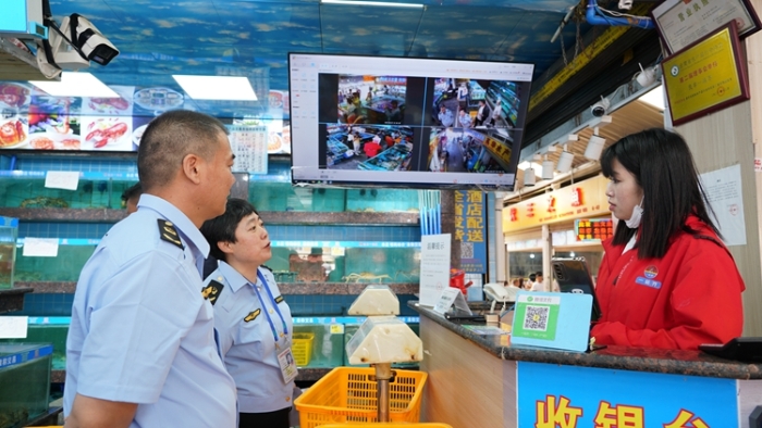 工作人员检查关上蔬菜水产品交易市场