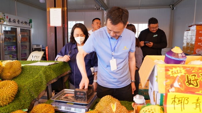 金马正昌水果批发市场内工作人员对计量器具进行测试2