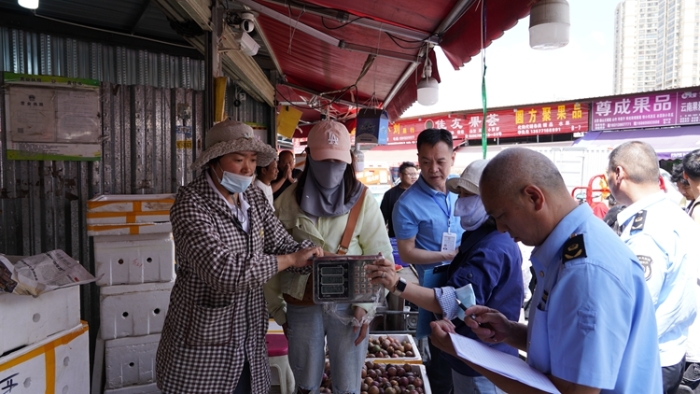 执法人员检查金马正昌水果批发市场商户计量器具2