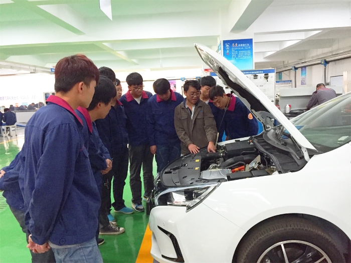 比亚迪“秦”混合动力汽车教学现场 比亚迪“秦”混合动力汽车教学现场