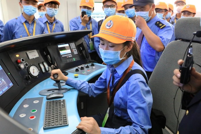 动车组检修技术专业学生司机岗认知实习 动车组检修技术专业学生司机岗认知实习