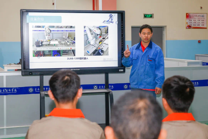 世界技能大赛“金牌教练”刘旺才老师 世界技能大赛“金牌教练”刘旺才老师