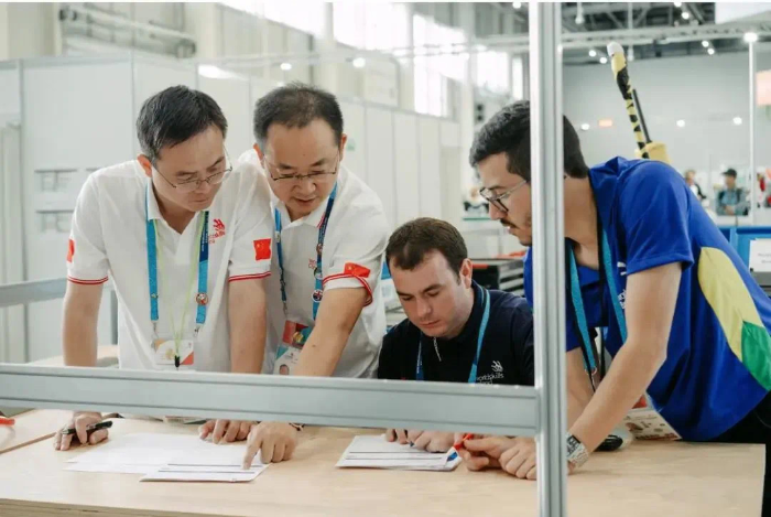 世界技能大赛飞机维修“银牌翻译”段宜宏老师 世界技能大赛飞机维修“银牌翻译”段宜宏老师