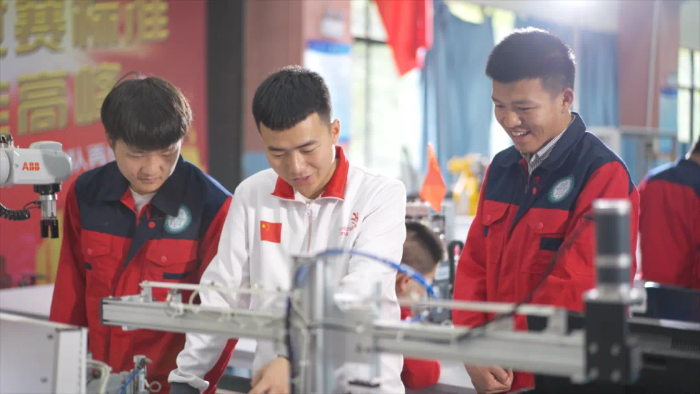 云南省首个世界技能大赛冠军郑棋元老师 云南省首个世界技能大赛冠军郑棋元老师