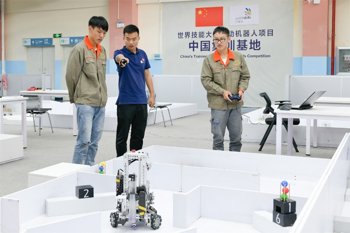 郑棋元世界冠军、万人计划首席技师、全国技术能手 郑棋元世界冠军、万人计划首席技师、全国技术能手