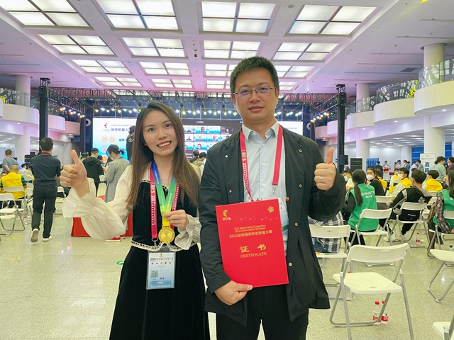 2022金砖国家职业技能大赛金牌获得者王佳(左)、优秀指导专家张华伟(右) 2022金砖国家职业技能大赛金牌获得者王佳(左)、优秀指导专家张华伟(右)