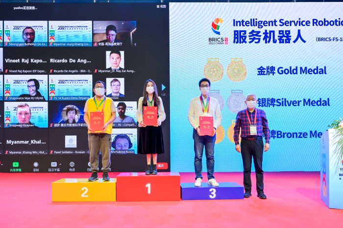 王佳老师(中)斩获金牌 王佳老师(中)斩获金牌