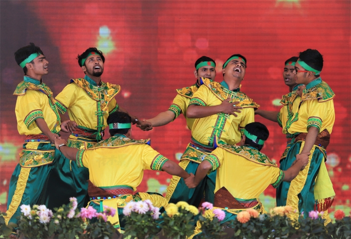 学校留学生在迎新晚会上用表演歌舞表演亮相 学校留学生在迎新晚会上用表演歌舞表演亮相