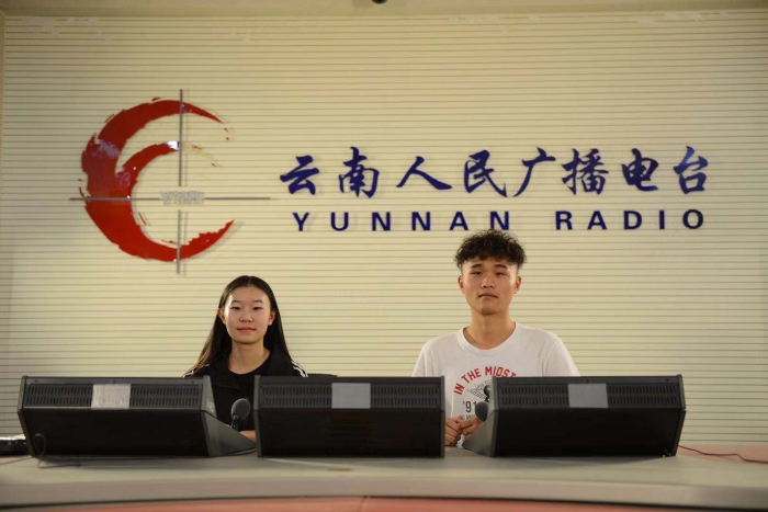 2、学生到云南人民广播电台上实践课 2、学生到云南人民广播电台上实践课