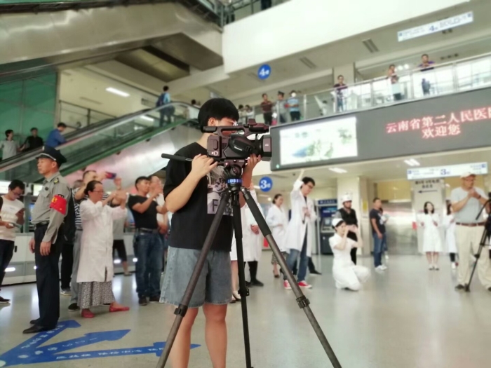 3、学生进行电视节目录制 3、学生进行电视节目录制