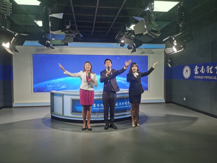 4、学生在学校演播室录制节目 4、学生在学校演播室录制节目