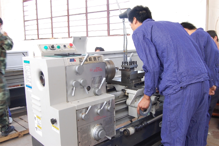 学生进行机加工实训 学生进行机加工实训