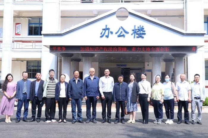 学校领导与启东市人社局及企业一行合影留念 学校领导与启东市人社局及企业一行合影留念