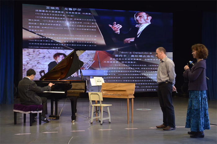 9、法国著名教育音乐家艾瑞克·戈鲁萨尔先生、钢琴家姿丹卡·奥斯塔达洛瓦女士来我校讲学