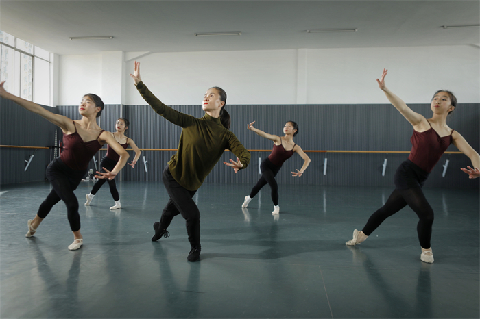 3、舞蹈科 李瑶