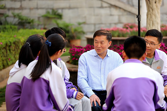 3 何明校长与高中生 3 何明校长与高中生